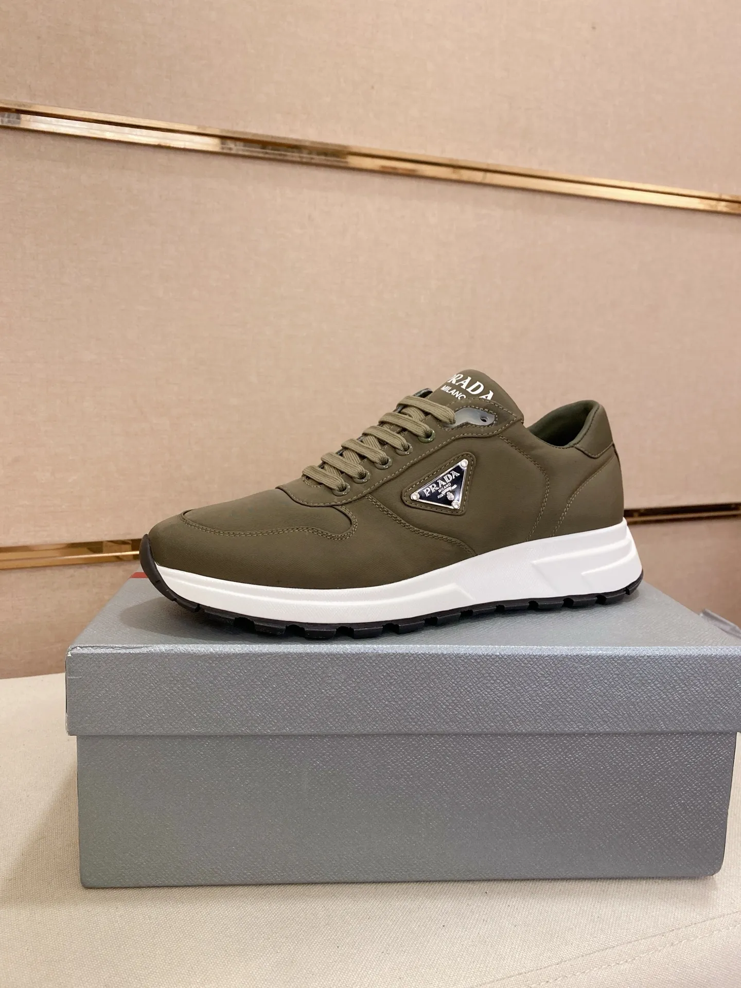 Factory price 540💰 ✔️✔️✔️High version High-quality new PRADA counters are on the market at the same time. The new men's shoes and 😘fabrics are selected from imported first-layer cowhide and are made by pure handcrafts. Lining: Full cowhide lining. 👍🏿 High-end ☄️ air-cushion molded anti-slip rubber outsole, exquisite lines, simple and elegant, comfortable and high-end for leisure travel. Code number: 38 to 44